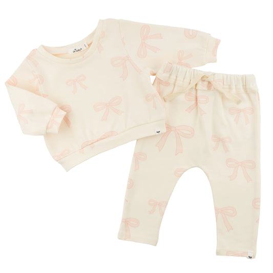 big bow baby outfit, pink bow toddler set, boutique baby girl clothing, Brooklyn Box pant set, baby girl 2-piece outfit, bow print loungewear, cute baby girl bow outfit, soft cotton toddler set, boutique bow baby clothes, stylish baby girl outfit