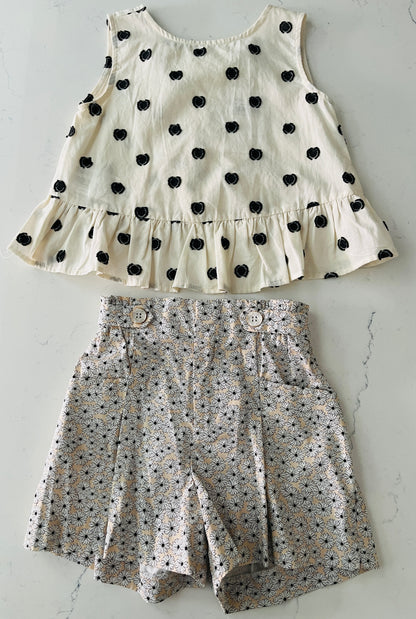 2pc Natural/Black Dot Top w Ruffle Split Back w Almond Daisy Print Short